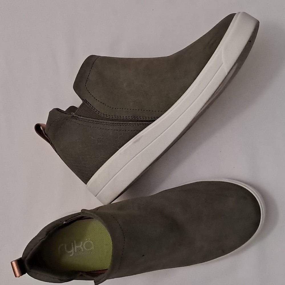 Ryka Women's Size 8.5 M Faux Leather Pull On 1 inch heel Sneaker